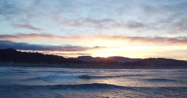 veduta aerea sulla costa drammatica con incredibile luce dell'alba nel nord-ovest del Pacifico