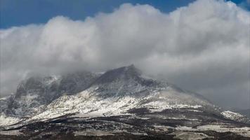 nuvens nevadas e sol sobre montanhas, lapso de tempo video