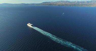 luchtfoto van de veerboot in de prachtige Adriatische Zee, Kroatië
