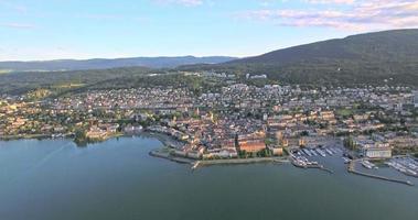 Luftaufnahme von Neuenburg mit einem schönen sonnigen Tag, Schweiz