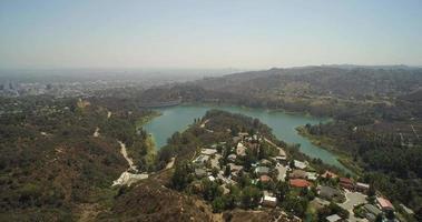 Vista aérea del lago de Hollywood y el centro de Los Ángeles, California, EE.