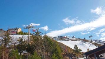 skilift di cielo azzurro sole sulla sierra nevada resort 4k lasso di tempo spagna