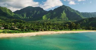 luchtfoto vliegen over tropische blauwe oceaan naar prachtige groene bergen