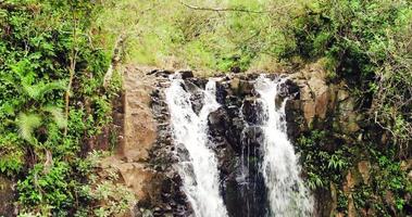 4 k luchtfoto van waterval in jungle paradijs video