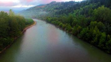 Vista aérea del río de montaña en los Cárpatos al amanecer. video