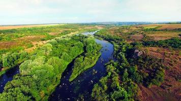 vue aérienne de la vallée de la rivière rapide video