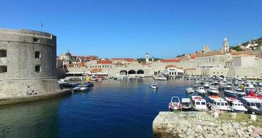 fort st. Ivan y el puerto de la ciudad vieja de Dubrovnik. video