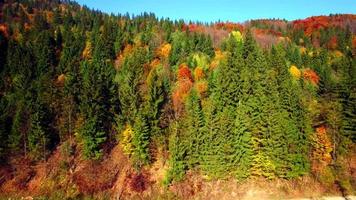 Vue aérienne des montagnes des Carpates d'automne