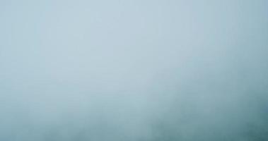 foresta nebbiosa, veduta aerea che volano attraverso le nuvole video