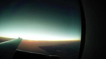 Visualização da filmagem de 4k do avião: o sol está nascendo acima das nuvens fofas