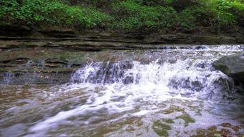 água fluindo sobre rochas no parque nacional do vale de cuyahoga