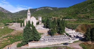 vista aérea de la iglesia st. nicolas en komiza, croacia