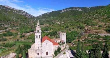 vista aérea da igreja st. nicolas em komiza, croácia