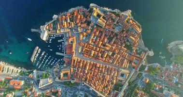 Flygfoto över den gamla staden Dubrovnik vid solnedgången video