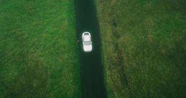 luchtfoto elektrische auto rijden op landweg
