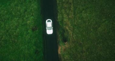 Vue aérienne de la voiture électrique sur route de campagne video