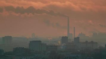 Wit-Rusland zonsondergang zonsopgang stad rook buizen luchtfoto panorama 4 k time-lapse video