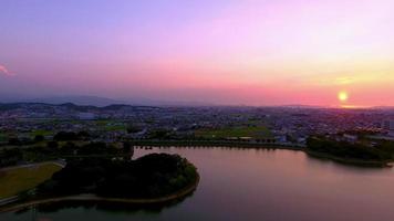 antenn: fantastisk solnedgång panorering skott video