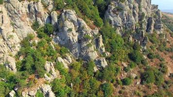 luchtfoto. rotsformaties op de helling van de berg Demerji video