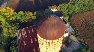 vuelo panorámico aéreo de silos agrícolas rurales abandonados video