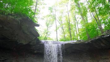 Pan vers le bas du haut de Blue Hen Falls dans le parc national de Cuyahoga Valley video