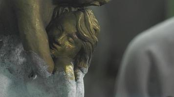 eine Patina aus Titanweiß auf Bronze legen