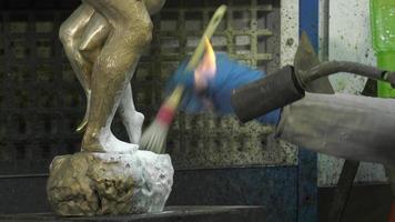 het leggen van een patina van titaanwit op brons