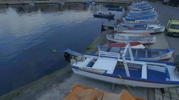 Boote in Nessebar im Morgengrauen video