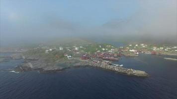 malerische Antenne des Fischereihafens ai Lofoten in Norwegen. video