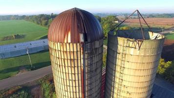 volo panoramico aereo di silos di fattoria rurale abbandonata.