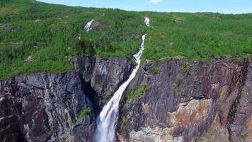 luchtfoto van de beroemde Voringfossen-waterval in Noorwegen. video