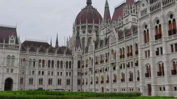 Vue de Budapest avec le bâtiment du parlement et le Danube video