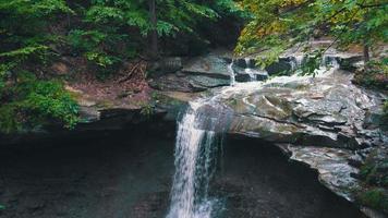 vacker nationalpark vattenfall och ström från toppen video