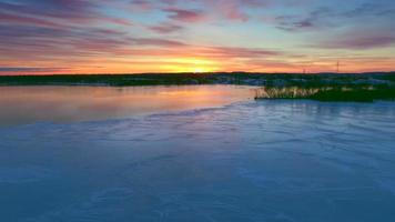 vliegen over schilderachtige bevroren rivier bij zonsopgang video
