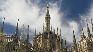 Italien sonniger Tag blauer bewölkter Himmel Mailand Dom Dachdekoration Außenpanorama 4k video