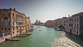 Italia canal grande santa maria della salute basilica ponte soleggiato panorama 4K lasso di tempo venezia video