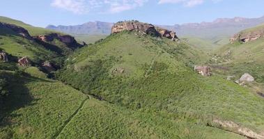 4 k luchtfoto van de uitlopers van de Drakensburg