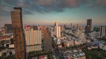 Thaïlande bangkok toit du centre-ville coucher de soleil panorama 4k time-lapse