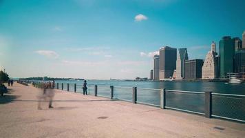 Brooklyn Bridge Park Tageslicht Bucht Blick auf Manhattan 4k Zeitraffer von New York video