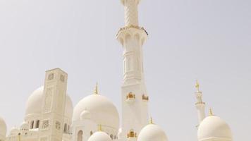 luz del sol principal mezquita de los emiratos árabes unidos torre frontal 4k