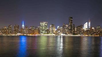 semáforo noturno em Manhattan 4k time lapse de nyc