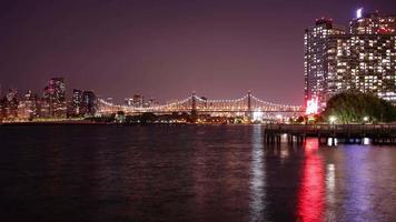 nacht licht queensboro bridge pier 4 k time-lapse uit new york