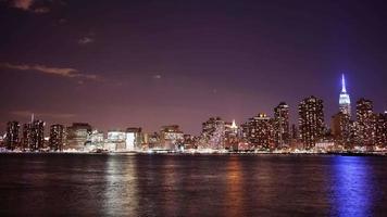 panorama de nuit de manhattan avec des bâtiments célèbres 4k time lapse de new york