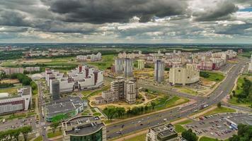 Wit-Rusland storm hemel zomerdag minsk stad luchtfoto panorama 4 k time-lapse video