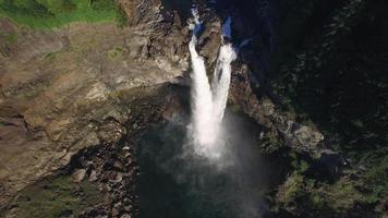 Atemberaubende Antenne des pazifischen Nordwestwasserfalls mit doppeltem Regenbogen im Wasserspray