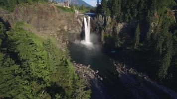 prachtige antenne van de Snoqualmie Falls in het noordwesten van de Pacific en Mount Si op de achtergrond video