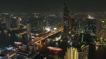 Tailandia Bangkok paisaje urbano noche río tráfico puente hotel techo superior panorama 4k lapso de tiempo