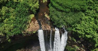 Vue aérienne de l'incroyable cascade dans la jungle de la forêt tropicale humide