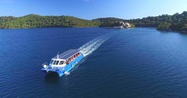 Vista aérea del catamarán que navega por st. Isla María en la isla de mljet, Croacia
