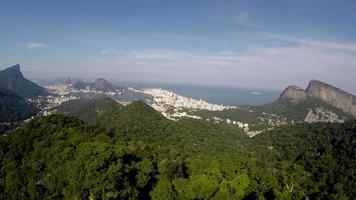 vista aérea do rio de janeiro com o famoso local "vista chinesa", brasil video